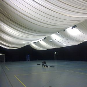 Sporthal_met_plafond_en_zwarte_backdrop